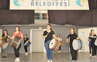 Genç kızların davul tutkusu