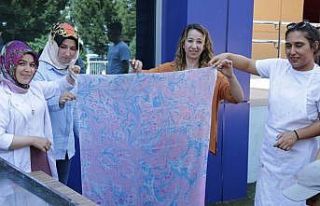 Gençler tezhip ve ebru sanatını öğreniyor