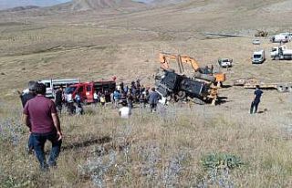 Greyder yüklü tır şarampole yuvarlandı: 4 yaralı