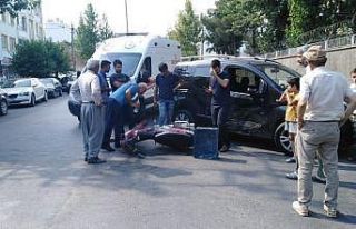 Hafif ticari araç ile motosiklet çarpıştı: 2...
