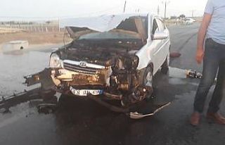 Hafif ticari araç ile otomobil çarpıştı: 4 Yaralı