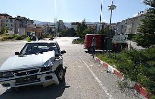 Hafif ticari araç ile otomobil kavşakta çarpıştı:...