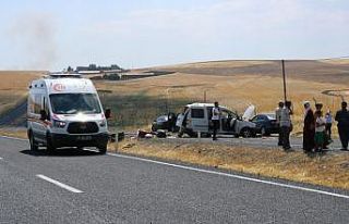 Hafif ticari araç takla atarak karşı şeride geçti:...