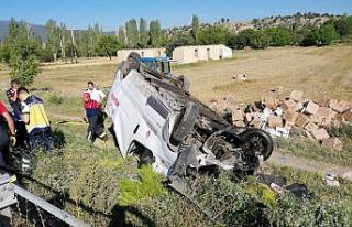 Hafif ticari araç takla attı: 1 ölü, 1 yaralı