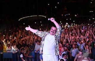 Hatay’ın İskenderun ilçesinde vatandaşlar kurtuluş...