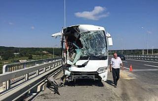 Havalimanı işçilerini taşıyan midibüs kaza yaptı:...