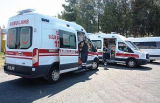 Havuzun derin olduğunu fark etmeyen genç kızlar...