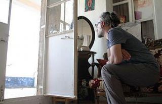 Her gün balkonda kuşların yolunu bekliyor