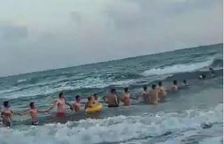 İnsan zinciri oluşturup hayat kurtardılar