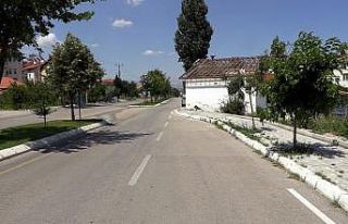 Isparta’da yol ortasındaki ev yıkılarak trafik...