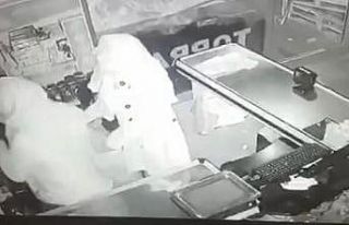 Kadın elbiseli hırsızlar market soydu