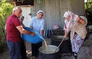 Kadınların pestil ve pekmez mesaisi