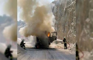 Kamyon alev alev yandı