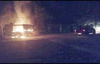 Kamyonet alev alev yandı