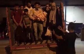 Kamyonet kasasında kaçak göçmen!