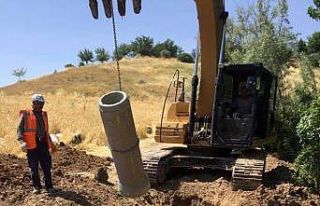 Kanalizasyon hattı döşeme çalışması yapılıyor