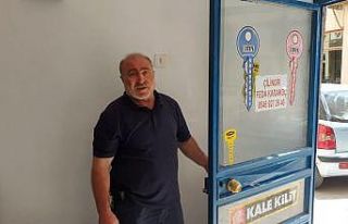 Kapısını kapatmayanlara sinirlenip otomatik kapı...