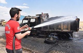 Karayollarına ait kamyon yanarak kül oldu