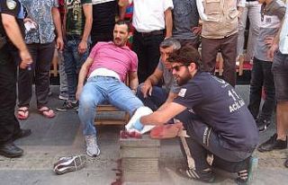 Kavga edenleri ayırmaya çalışırken silahla yaralandı