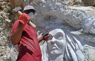 Kayalara kabartma resimler çiziyor