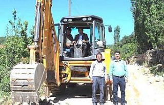 Kaymakam Okatan, iş makinesiyle yol yapım çalışmasına...
