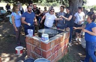Kazdağları’nda Alman turistler geleneksel zeytinyağı...