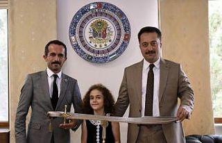 Kendi emeğiyle yaptığı ’Fetih’ kılıcını...