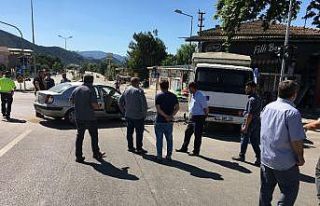 Kırmızı ışıkta geçen otomobil kaza yaptı,...