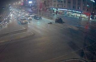 Kırmızı ışıkta geçerek motosikletli gencin...