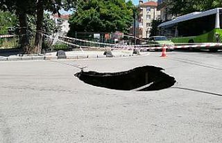 Kocaeli’de aniden çöken yolda derin çukur oluştu