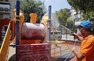 Konak’ın parklarına hijyen operasyonu