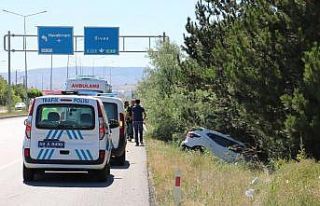 Kontrolden çıkan otomobil ağaca çarptı: 2 yaralı