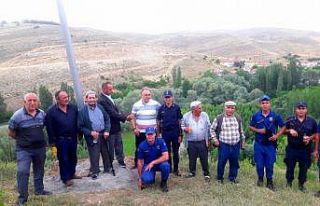 Köylerine dev Türk bayrağı astılar