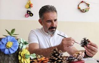 Kozalaklar öğretmenlerin ellerinde sanata dönüşüyor
