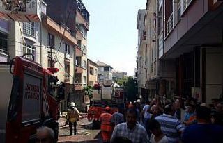 Küçükçekmece’de çatı yangını mahallede paniğe...