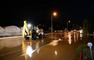Kumluca’da içme suyu hattında boru patladı, üç...
