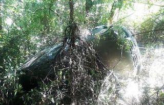 Lastiği patlayan araç, 30 metrelik uçuruma yuvarlandı