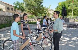 LGS’de başarılı öğrencilere bisiklet