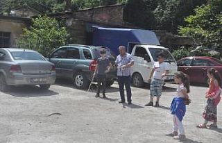 Mahalle arasında ortaya çıkan 3 metrelik su yılanı...