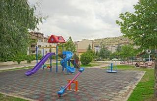 Mahallelerdeki çocuk parkları yenileniyor
