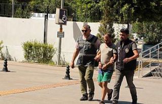 Manavgat’ta polis aranan 2 kişiyi otomobilde yakaladı