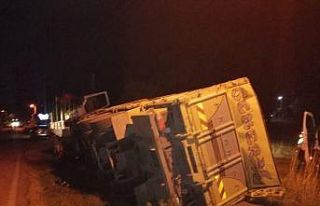 Mermer yüklü TIR devrildi, şoför yaralandı