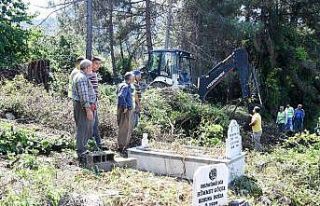 Mersin’de belediye ekipleriyle vatandaşlar mezarlık...