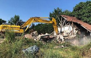 Metruk binada yıkım çalışması