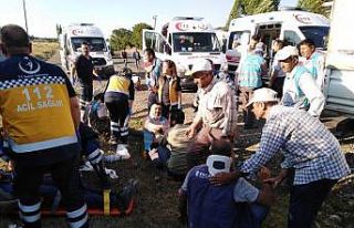 Minibüs ile kamyonet çarpıştı: 11 yaralı