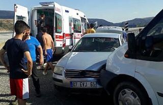 Minibüs ile otomobil çarpıştı