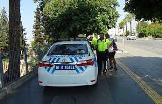 Motosiklet denetiminde bayan arkadaşını bırakıp...