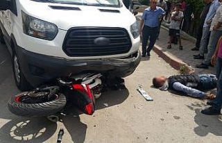 Motosiklet minibüsün altında kaldı, sürücüsü...