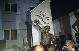 Naim Süleymanoğlu’nun doğduğu kente heykeli...