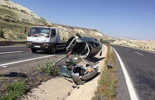 Nevşehir-Kayseri yolunda otomobil takla attı: 2...
